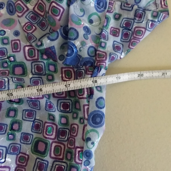 ☆☆SOLD☆☆ Barco Geometric Print Y-neck Scrub Top - Picture 4 of 8